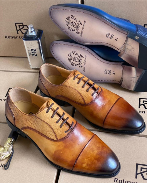 chaussures Richelieu en cuir véritable bicolore.